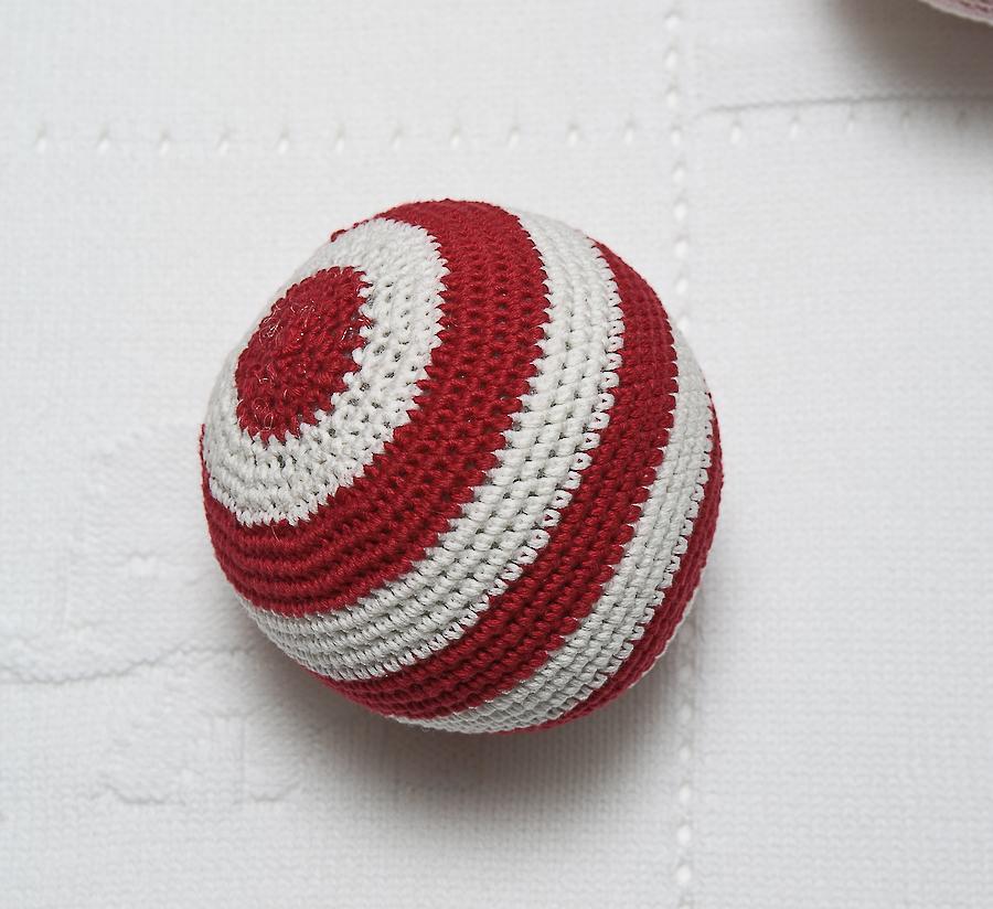 Emotion & Kids Red & White Stripe Crochet Rattle Ball